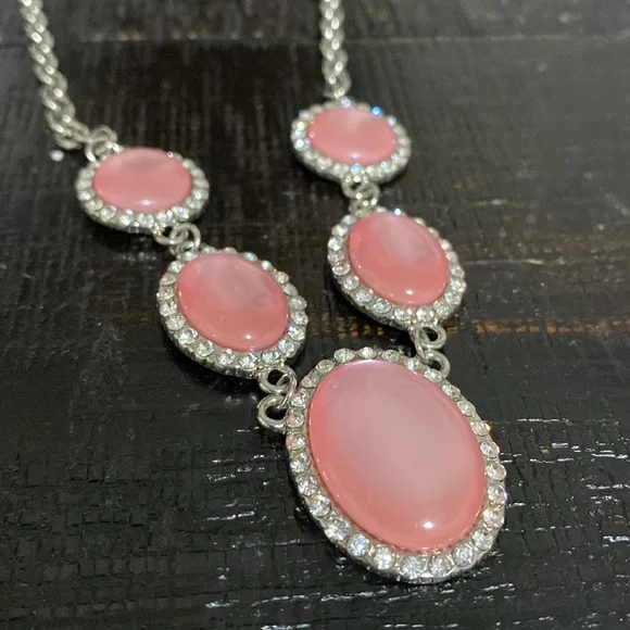 Elegant NWT New York & Company Pink & Silver Tone Necklace! - Picture 2 of 6